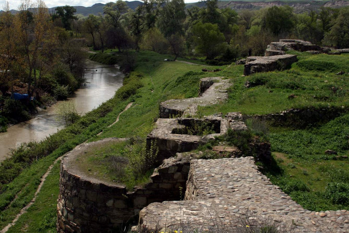 Nhóm nghiên cứu cho hay mũ sắt được thiết kế chịu ảnh hưởng từ loại mũ sắt của đế chế Byzantine hoặc Ba Tư. Trong khi đó, áo giáp xích được làm từ những vòng kim loại nối liền với nhau. Ảnh: eurasia.travel.