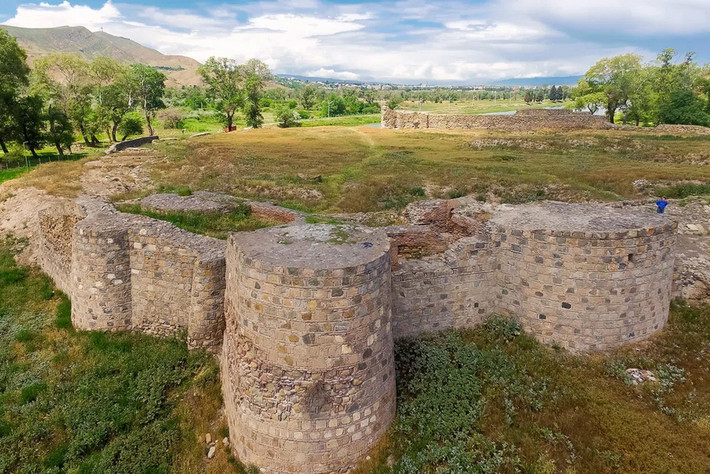 Việc tìm thấy mũ sắt và áo giáp xích đều là bằng chứng trực tiếp cho thấy chúng có vai trò quan trọng trong các cuộc chiến tranh thời Trung cổ ở Georgia. Phương pháp chế tạo chúng có thể chịu ảnh hưởng của văn hóa Ả Rập, đế chế Byzantine và những nơi khác. Ảnh: eurasia.travel.