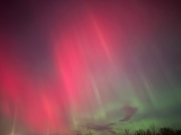 Tuy nhiên, Trung tâm Dự báo Thời tiết Vũ trụ (SPWC) dự báo rằng, cơn bão địa từ có thể tiếp tục vào đêm 14/11 và có thể kéo dài đến ngày 15/11, mặc dù có lẽ sẽ không mạnh như vậy. Ảnh: Submitted by Dexter James.