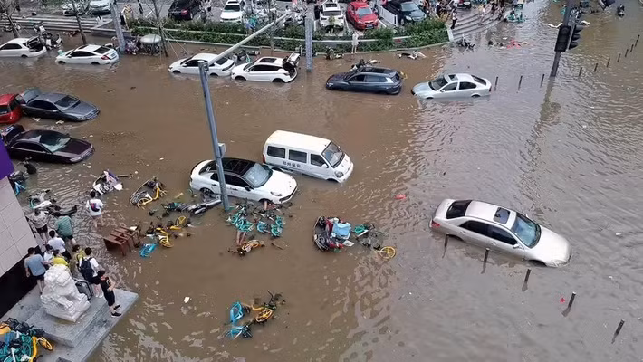 Tại Ấn Độ và Pakistan, lũ lụt đã cướp đi sinh mạng của hơn 1.860 người, gây thiệt hại ước tính khoảng 6 tỷ USD và ảnh hưởng đến hơn 7 triệu người tại Pakistan. Ảnh: Visual China Group via Getty Images.