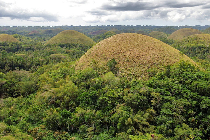 Trong khi đó, các nhà khoa học, chuyên gia địa chất lý giải sự hình thành của đồi Chocolate bắt đầu từ hàng triệu năm trước khi đảo Bohol vẫn còn nằm dưới đáy biển. Ảnh: shoestringdiary.wordpress.com.