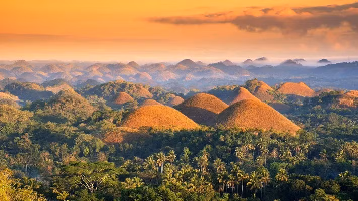 Là hòn đảo lớn thứ 10 của Philippines, đảo Bohol là địa điểm du lịch nổi tiếng thế giới. Nhiều người ghé thăm hòn đảo này để có cơ hội chiêm ngưỡng vẻ đẹp của đồi Chocolate ấn tượng như khung cảnh trong thế giới cổ tích. Ảnh: Afriandi via Getty Images.