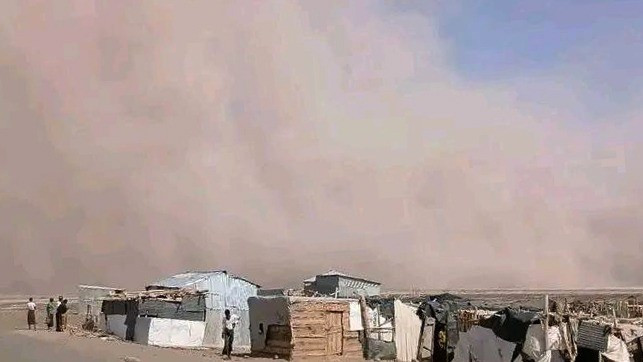 Núi lửa Hayli Gubbi ở vùng Afar của Ethiopia đã phun trào trong nhiều giờ vào sáng ngày 23/11. Đây là lần phun trào đầu tiên của núi lửa này sau 12.000 năm "ngủ say". Ảnh: Afar Government Communication Bureau via Anadolu.