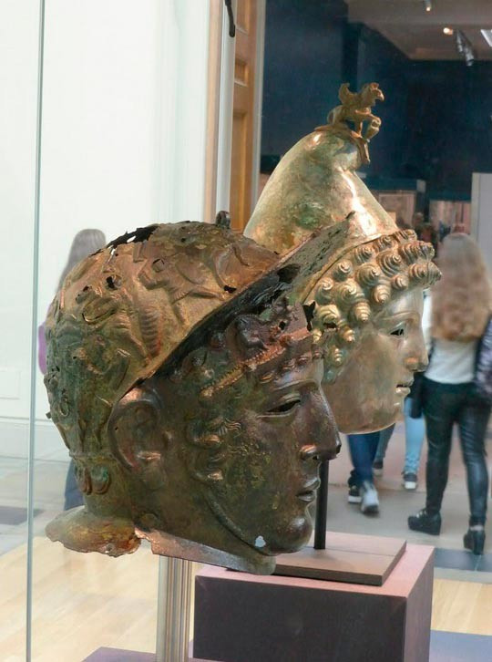 Trong khi đó, tại phần mặt nạ của mũ Ribchester, hình ảnh một chàng trai trẻ có khuôn mặt vô cảm và không râu được khắc họa sống động. Những lọn tóc xoăn của anh ta biến thành 4 chiếc đầu rắn - có lẽ là một hình ảnh liên tưởng đến Medusa và Gorgon - biểu tượng thường được tìm thấy trên các trang thiết bị quân sự khác của người La Mã. Ảnh: Mike Bishop / CC BY-SA 2.0.