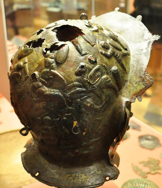 Mũ Ribchester gồm 2 phần chính: phần mũ trên đỉnh đầu được trang trí bằng cảnh chiến đấu và một mặt nạ có hình dạng giống như khuôn mặt của một thanh niên. Tổng trọng lượng của chiếc mũ Ribchester là 1,3 kg. Đây là một trong ba chiếc mũ giáp có mặt nạ La Mã từng được tìm thấy ở Anh. Ảnh: Helen Simonsson / CC BY-SA 2.0.