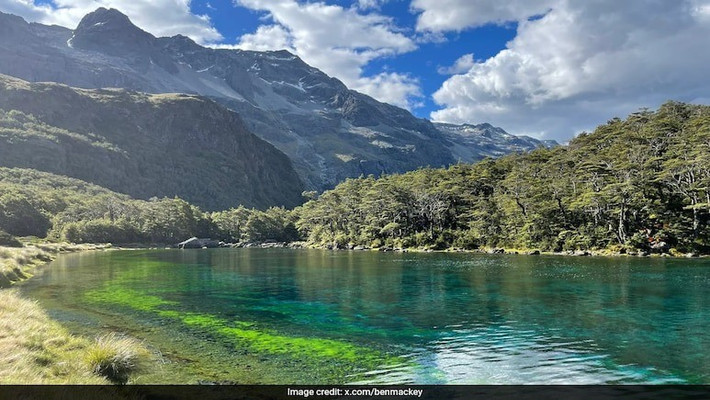 Vẻ đẹp tuyệt mĩ của hồ Rotomairewhenua đã thu hút rất đông du khách cũng như các nhiếp ảnh gia ghé thăm, chụp ảnh. Ảnh: X.com/benmackey.