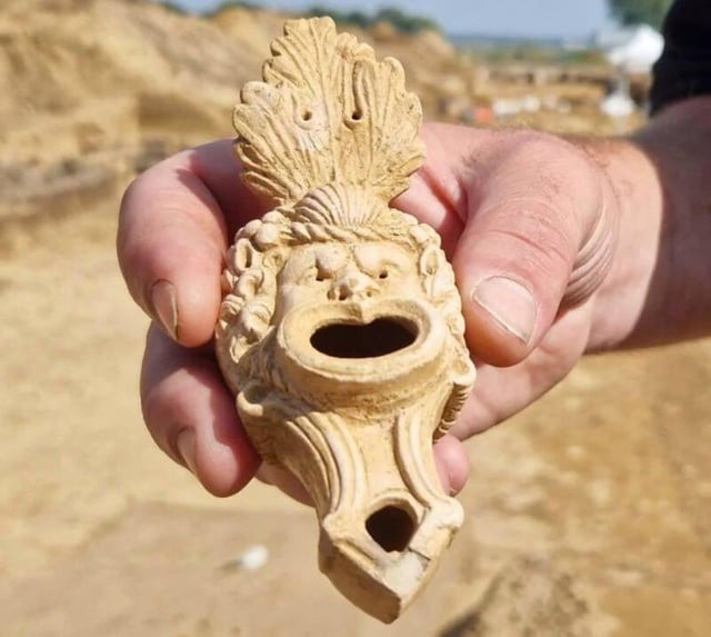 Theo nhà khảo cổ Van Kampen, những chiếc đĩa, bát trong mộ có thể từng được sử dụng để đựng thức ăn và đồ uống. Trong khi đó, chiếc đèn có thể được xem như vật soi sáng cho hành trình sang thế giới bên kia của người chết. Ảnh: reddit.