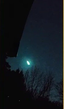 Video từ các camera của tổ chức Michigan Storm Chasers đã quay được hình ảnh một quả cầu lửa màu xanh lá cây xuất hiện trên bầu trời khu vực Ngũ Đại Hồ (Mỹ) vào khoảng 5h29 sáng ngày 23/11. Thước phim được đăng trên Facebook nhanh chóng thu hút sự chú ý của cộng đồng mạng. Ảnh: Skippy the Magnificent Destroyer of Worlds Romancer of Women/© Bam B/© Jeremy Downard.