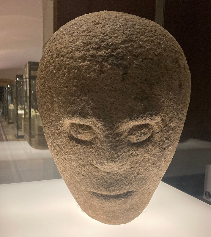 Theo Bảo tàng Quốc gia Ireland - nơi lưu giữ tác phẩm điêu khắc trên, đầu Corleck cao 33 cm và là "tác phẩm tinh xảo nhất cùng loại". Các khuôn mặt được chạm khắc tỉ mỉ với lông mày rậm, mũi rộng và miệng nhỏ. Phần dưới đầu có một lỗ nhỏ, có thể là để cố định vào bệ đỡ. Ảnh: wikimedia.