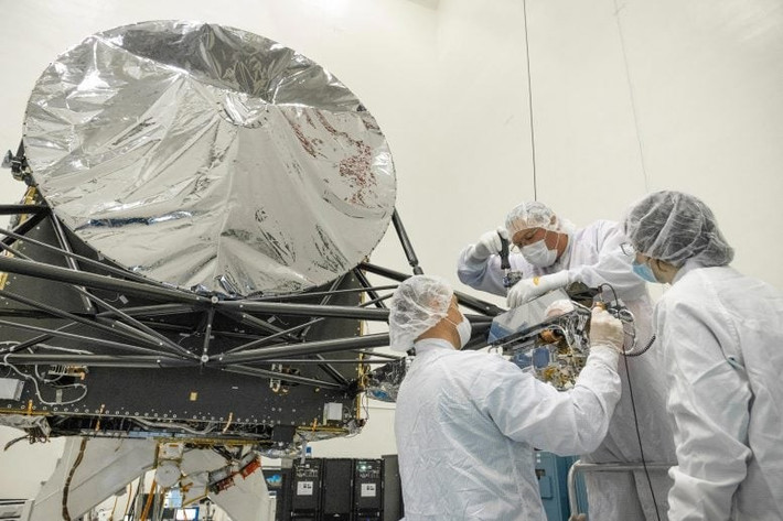 Các nhà khoa học cho hay sứ mệnh tàu vũ trụ Psyche của NASA sẽ cung cấp những bằng chứng giúp giải mã bí ẩn về tiểu hành tinh Psyche có tổng giá trị ước tính 10.000.000 tỷ USD. Dự kiến, tàu vũ trụ của NASA sẽ đáp xuống tiểu hành tinh Psyche vào tháng 7/2029 và sẽ có 2 năm để chụp ảnh, thu thập dữ liệu. Ảnh: NASA/JPL-Caltech.