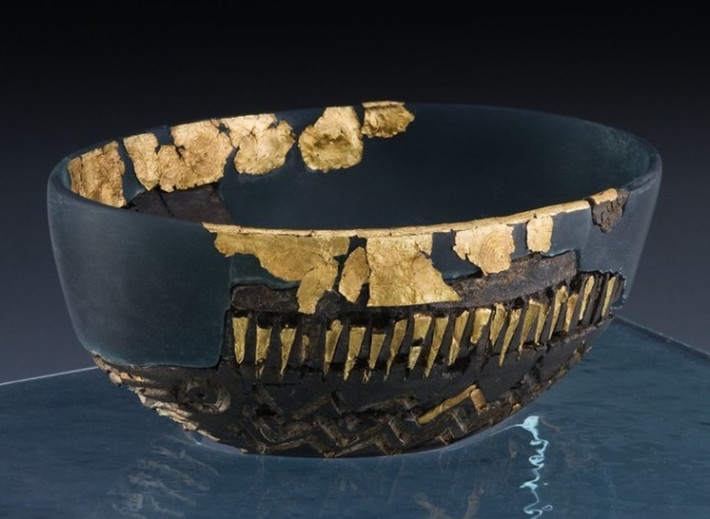 Bên trong bát Caergwrle không được trang trí, nhưng bên ngoài và vành bát được trang trí bằng thiếc phủ lá vàng với nhiều hình dạng, họa tiết khác nhau. Ảnh: archaeologyuk.org.