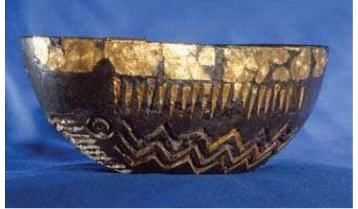 Trong khi đó, một số nhà nghiên cứu độc lập cho rằng, các vòng tròn đồng tâm trên chiếc bát có thể có sự tương đồng với biểu tượng Mặt trời thời Đồ đồng, chẳng hạn như Đĩa bầu trời Nebra - cũng có thể mô tả một chiếc thuyền và " Cỗ xe mặt trời " của người Bắc Âu. Ảnh: National Museum of Wales.