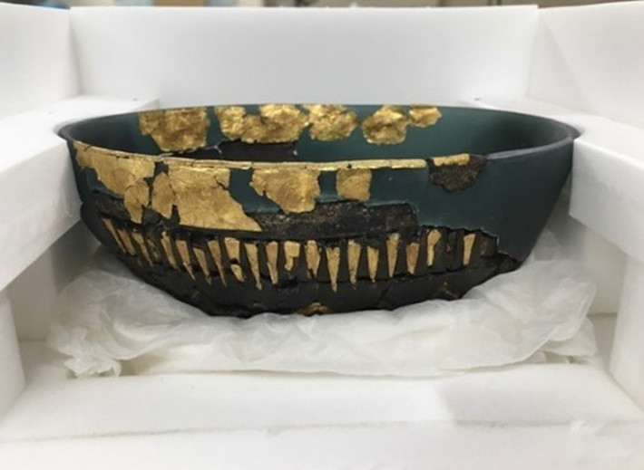 "Chúng tôi nghĩ rằng những đường zíc zắc quanh chân chiếc bát là sóng và những hình tam giác dài là mái chèo. Biểu tượng con mắt bảo vệ các thủy thủ. Các vòng tròn là lá chắn của những người anh hùng du hành trên biển", đại diện Bảo tàng xứ Wales cho hay. Ảnh: archaeologyuk.org.