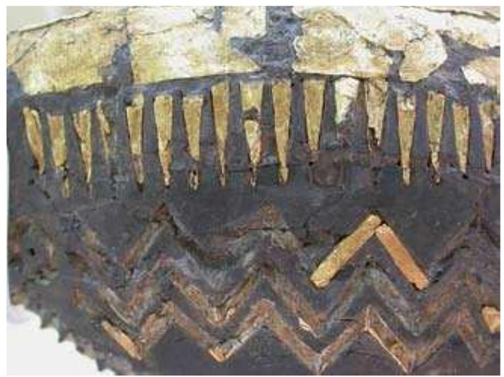 Thay vì các đường zíc zắc được cho tượng trưng cho những cơn sóng, các đường ngoằn ngoèo này có thể mô tả khung gỗ của chiếc thuyền lộ ra qua lớp da được căng ra trên đó. Ảnh: National Museum of Wales.