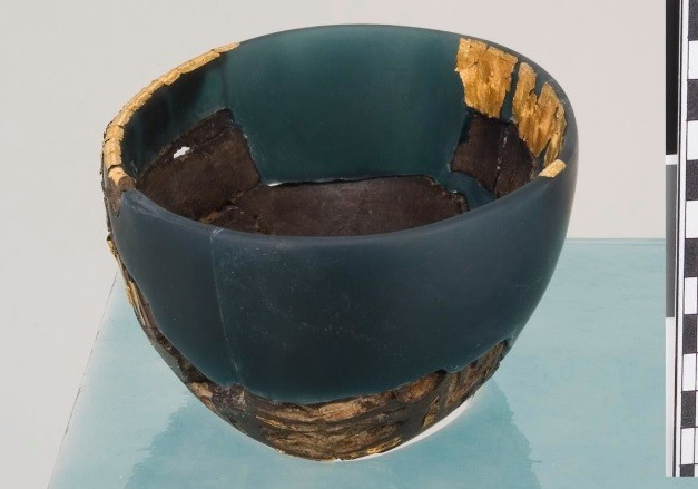 Theo Bảo tàng xứ Wales, nơi lưu giữ hiện vật này trong bộ sưu tập, chiếc bát Caergwrle được làm từ đá phiến sét và thiếc từ các quận ở tây nam nước Anh. Trong đó, vàng được lấy từ Ireland hoặc xứ Wales. Ảnh: museum.wales.