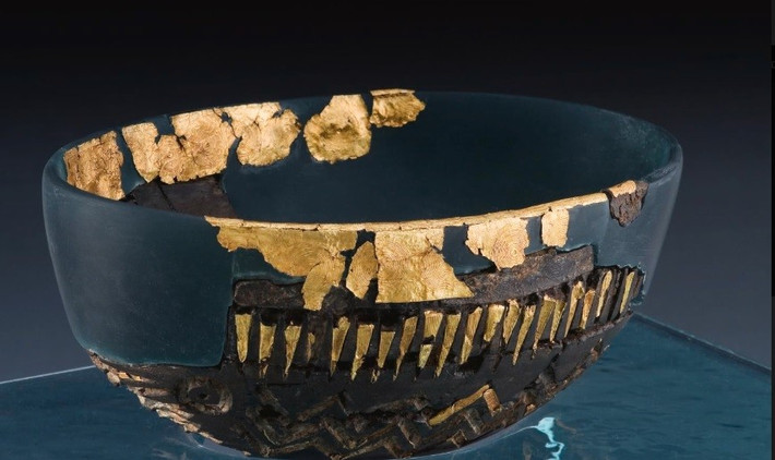 Các nhà nghiên cứu cho hay, sau khi hoàn thành, chiếc bát Caergwrle có hình bầu dục dài khoảng 18,2 cm và sâu 7,8 cm. Ảnh: museum.wales.