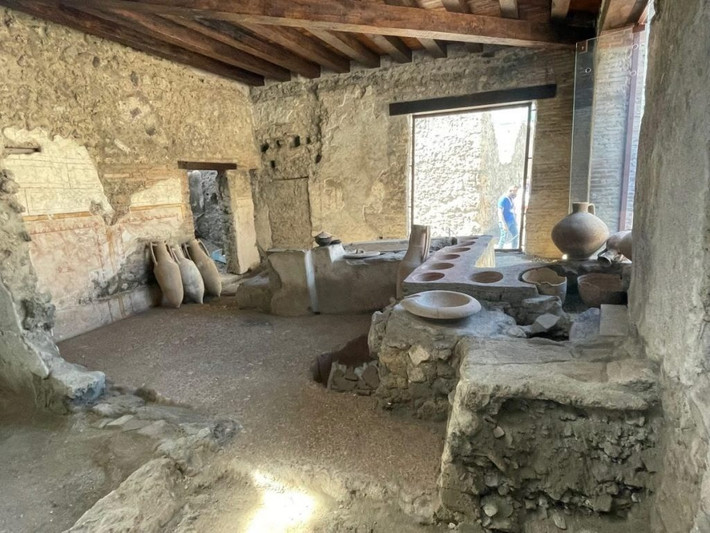 Tầng lớp thượng lưu La Mã ở Pompeii phần lớn tránh xa những thermopolia. Những cư dân ở tầng lớp thấp thường xuyên lui tới thermopolia để ăn uống, trò chuyện và đôi khi là ký kết những hợp đồng kinh doanh. Tuy nhiên, thành phố cổ Pompeii đã bị "xóa sổ" khi núi lửa Vesuvius phun trào dữ dội vào năm 79. Hơn 2.000 người đã thiệt mạng trong thảm kịch kinh hoàng này. Ảnh: Archaeological Park of Pompeii.