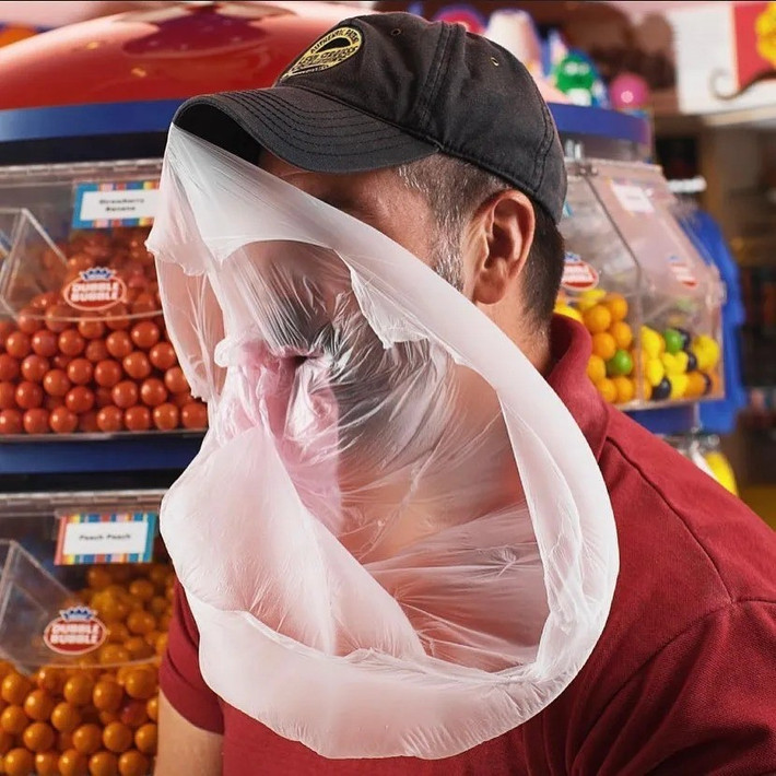 Chad Fell đã thổi quả bong bóng từ kẹo cao su to nhất thế giới với đường kính lên tới 50,8cm. Ông lập kỷ lục Guinness khi nhai 3 miếng kẹo cao su. Ảnh: Instagram/Guinnesswordrecords.