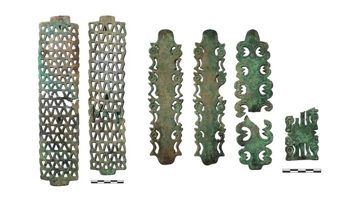 Cuộc khai quật mới đây của các chuyên gia đã phát hiện kho báu cổ vật nằm giữa các gò đất. Tổng cộng, họ tìm thấy hơn 100 hiện vật, chủ yếu liên quan đến cưỡi ngựa, cũng như hơn 500 hạt bằng đồng. Ảnh: Institute of Archaeology of the Russian Academy of Sciences.