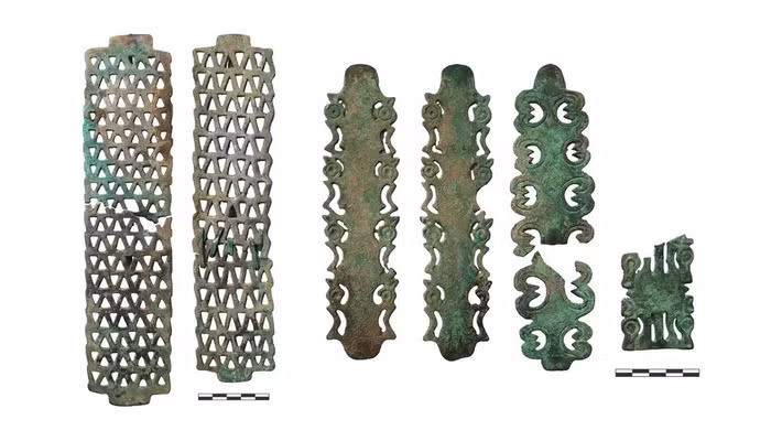 Cuộc khai quật mới đây của các chuyên gia đã phát hiện kho báu cổ vật nằm giữa các gò đất. Tổng cộng, họ tìm thấy hơn 100 hiện vật, chủ yếu liên quan đến cưỡi ngựa, cũng như hơn 500 hạt bằng đồng. Ảnh: Institute of Archaeology of the Russian Academy of Sciences.