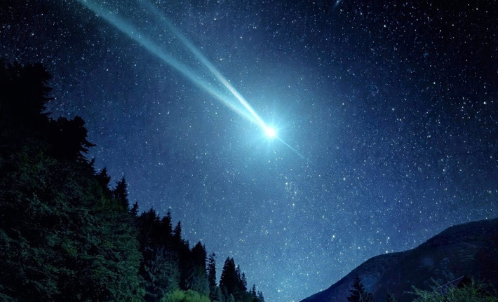 Tuy nhiên, nếu C/2026 A1 (MAPS) không bị thiêu rụi thì nó sẽ đạt độ sáng cực đại gần -5 tại điểm cận nhật, có thể sáng như sao Kim. Do xuất hiện cạnh Mặt trời nên vật thể này sẽ rực sáng giữa ban ngày, hiện ra như một đốm sáng ngay bên cạnh Mặt trời. Ảnh: Earth.com.