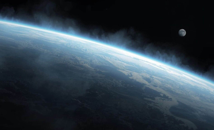 Gió mặt trời được xem là một nguồn cung cấp các nguyên tố dễ bay hơi trong lớp đất đá vụn trên Mặt trăng nhưng không đủ để giải thích toàn bộ, đặc biệt là nitơ. Các thiên thạch nhỏ va chạm với Mặt trăng cũng có thể làm thay đổi bề mặt Mặt trăng. Ảnh: Indian Defence Review.