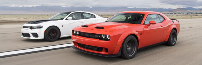 Dodge Charger nổi tiếng với thiết kế đèn pha mỏng, nghiêng và tạo cảm giác đe dọa. Nhà thiết kế Ralph Gilles của Chrysler nhận định đèn pha của xe giống như ánh mắt của con người có thể tác động đến cảm xúc và hành vi của tài xế đối diện. Ảnh: uscar-trader.com.