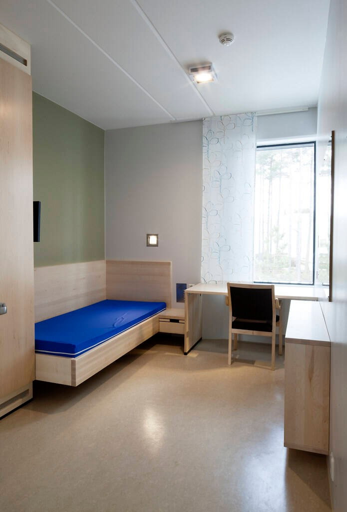 Tù nhân thụ án tại nhà tù Halden sẽ sống cùng nhau theo nhóm 8 người trong khu vực kiểu căn hộ chung. Mỗi phòng giam đều có TV màn hình phẳng, nhà vệ sinh riêng, tủ lạnh, tủ, bàn làm việc... Ảnh: Kriminalomsorgen - The Norwegian Correctional Service/Statsbygg.