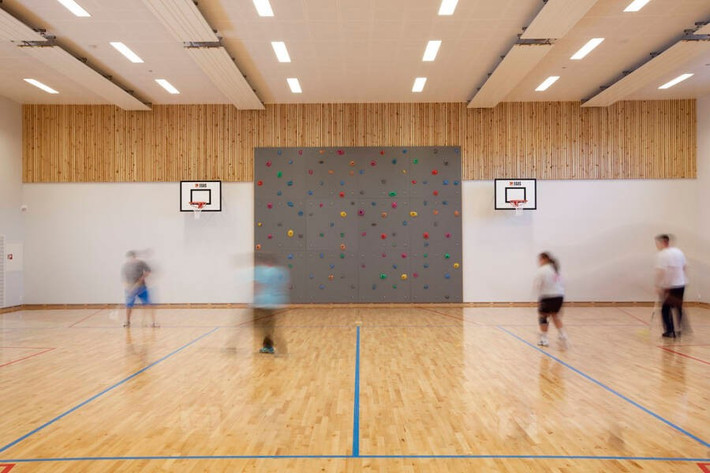 Bên trong các khu vực sinh hoạt tập trung đặt những chiếc bàn màu trắng, ghế bọc da màu cam đỏ thanh lịch và bắt mắt. Các hành lang trong tòa nhà có treo các bức tranh thiên nhiên, phong cảnh... Ảnh: Kriminalomsorgen - The Norwegian Correctional Service/Statsbygg.