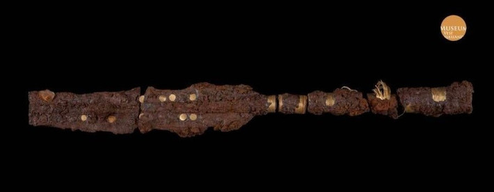 Hình ảnh chụp X-quang của 2 ngọn giáo cũng hé lộ các họa tiết trang trí hình tròn bằng vàng cho thấy tay nghề chế tác vũ khí xuất sắc của người xưa. Ảnh: en.saednews.com.