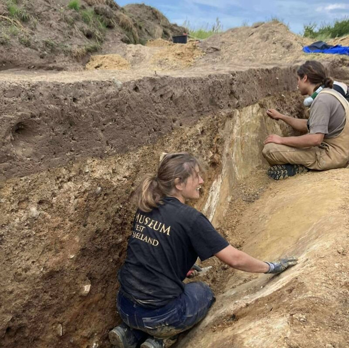 Ngoài cặp giáo khoảng 2.800 năm tuổi, các nhà nghiên cứu còn tìm thấy một mạch nước ngầm bên dưới khu vực cất giữ các hiện vật bằng vàng của thị trấn. Điều này có thể cho thấy khu vực này từng là một địa điểm thực hiện các nghi lễ tế lễ quan trọng. Ảnh: Museum Vestsjælland.
