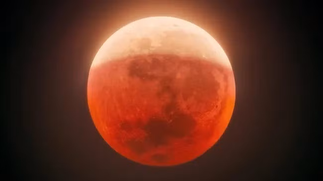 Quá trình nguyệt thực bắt đầu lúc 15h44 (giờ Việt Nam) với pha nửa tối, từ 16h50, nguyệt thực một phần bắt đầu. Từ 18h4, nguyệt thực toàn phần bắt đầu. Ảnh: Javier Zayas Photography via Getty Images.