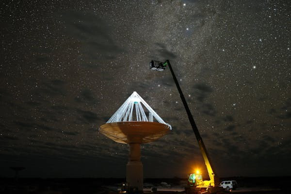 Thông thường, các nguồn vô tuyến sẽ thay đổi nhanh chóng hoặc sáng lên nhiều lần nhưng ASKAP J005512-255834 lại sáng lên một lần duy nhất rồi mờ dần theo thời gian mà không có sự thay đổi mạnh mẽ nào. Điều này cho thấy đây có thể là dấu vết của một vụ nổ gamma-ray. Tuy nhiên, nó không phát ra tia gamma trực tiếp hướng về phía Trái đất. Ảnh: Alex Cherney.