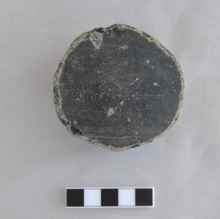 Trong cuộc khai quật tại Canhasan ở miền trung Thổ Nhĩ Kỳ, một trong những khu định cư lâu đời nhất ở Anatolia, các nhà khảo cổ đã tìm thấy một chiếc gương đá Obsidian khoảng 8.500 tuổi. Ngoài gương đá Obsidian, các chuyên gia còn phát hiện một số công cụ làm từ đá vỏ chai và đầu mũi tên ở gần đó. Ảnh: The Canhasan Archaeological Project/Instagram.