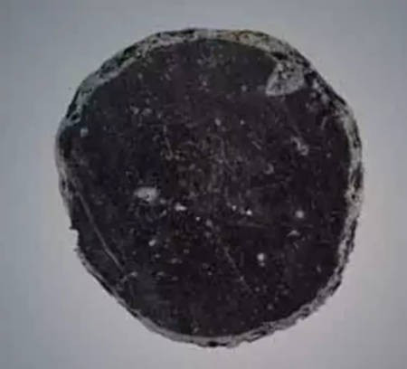 Mặc dù các hiện vật làm từ đá Obsidian không hẳn là hiếm nhưng gương làm từ vật liệu núi lửa thì lại rất hiếm. Chúng đòi hỏi "một trình độ kỹ năng đặc biệt" để chế tác. Các nhà nghiên cứu tin rằng, chiếc gương được tìm thấy ở Canhasan có thể mang ý nghĩa biểu tượng hoặc nghi lễ. Ảnh: Canhasan Archaeological Excavation Team.