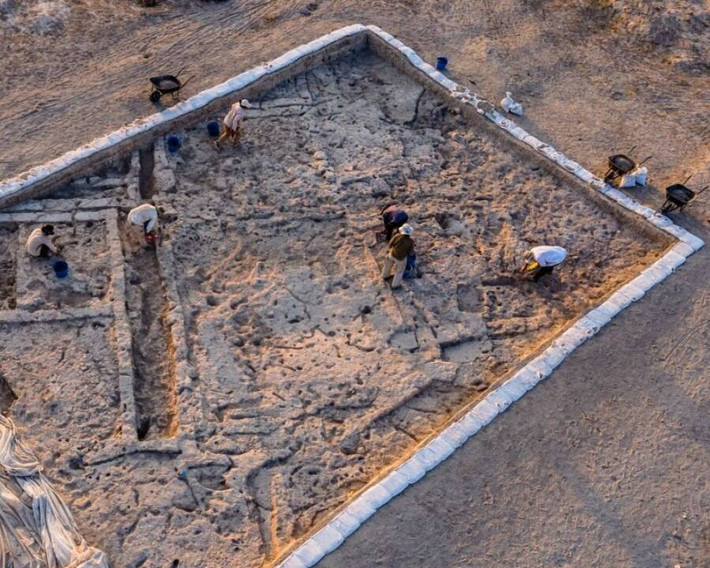 Trong số các hiện vật, các chuyên gia đặc biệt chú ý đến chiếc gương đá Obsidian khoảng 8.500 tuổi. Theo kết quả kiểm tra, hiện vật này được chế tác, đánh bóng kỹ lưỡng vào khoảng năm 6500 trước Công nguyên. Ảnh: The Canhasan Archaeological Project/Instagram.