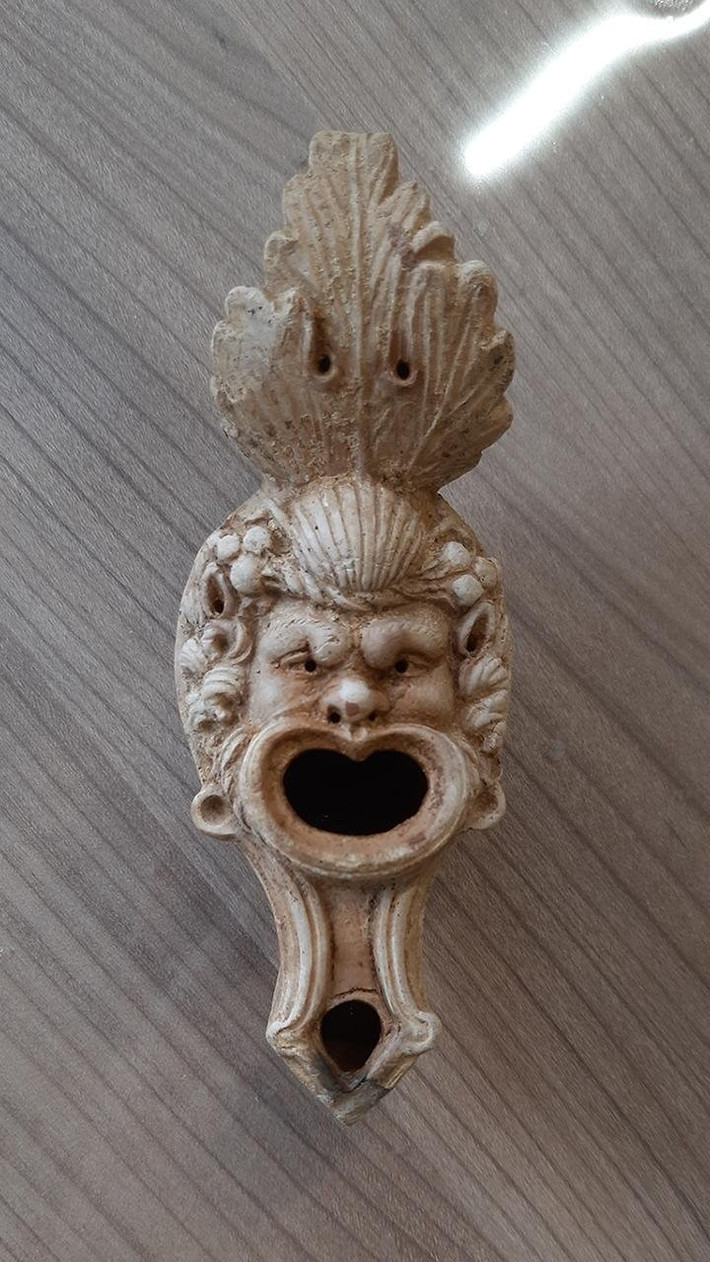 Nhà khảo cổ Van Kampen và các cộng sự đã phát hiện ra chiếc đèn trên vào tháng trước trong cuộc khai quật một nghĩa trang La Mã ở thị trấn Cuijk, Hà Lan. Ảnh: BAAC/RAAP.