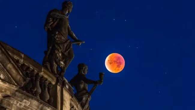 Hiện tượng thiên văn này có thể quan sát được ở Đông Âu, châu Á, châu Úc, Bắc Mỹ, Nam Mỹ, Thái Bình Dương, Đại Tây Dương, Ấn Độ Dương, Bắc Cực, Nam Cực. Việt Nam cũng nằm trong khu vực quan sát được hiện tượng Trăng Máu kỳ thú. Ảnh: AGENS WORLD PHOTOGRAPHY via Getty Images.