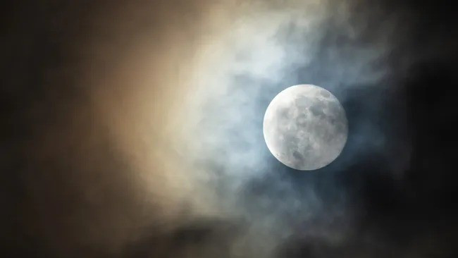 Người yêu thiên văn có thể chiêm ngưỡng 3 siêu trăng trong năm 2026. Trong đó, siêu trăng đầu tiên bùng nổ trên bầu trời vào ngày 3/1. Khi ấy, Mặt trăng tròn tiến gần về Trái đất. Mặt trăng nhìn từ Trái đất trông sẽ lớn hơn và sáng hơn bình thường. Ảnh: Gsagi via Getty Images.