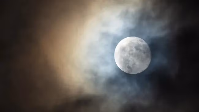 Người yêu thiên văn có thể chiêm ngưỡng 3 siêu trăng trong năm 2026. Trong đó, siêu trăng đầu tiên bùng nổ trên bầu trời vào ngày 3/1. Khi ấy, Mặt trăng tròn tiến gần về Trái đất. Mặt trăng nhìn từ Trái đất trông sẽ lớn hơn và sáng hơn bình thường. Ảnh: Gsagi via Getty Images.