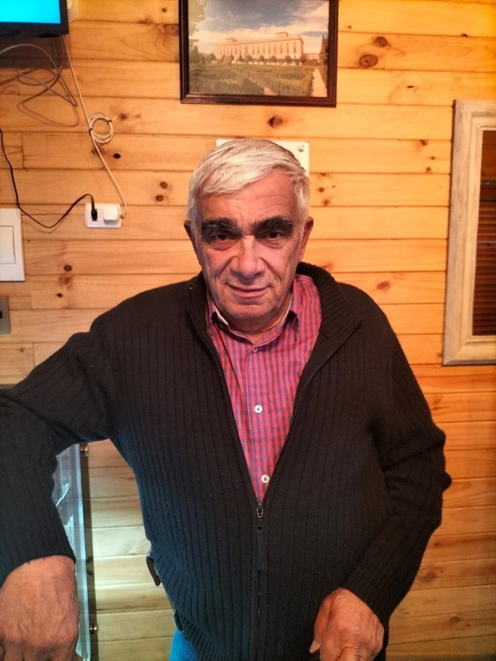 Khi gia đình của ông Enrico chuyển đến Chile vào những năm 1950, mảnh đá cẩm thạch được đặt trên kệ như "một món đồ trang trí khác". Sau khi cha mẹ ông qua đời vào năm 1994, ông thừa kế mảnh đá cẩm thạch trên và đặt nó trên giá treo áo khoác trong nhà mình. Ảnh: Enrico Tosti-Croce.