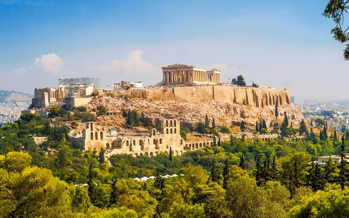 Vì vậy, ông Enrico đã liên lạc với Đại sứ quán Hy Lạp ở Chile, gửi ảnh và kích thước của mảnh đá cẩm thạch đang giữ. Về sau, ông gửi hiện vật cho Đại sứ quán Hy Lạp để các chuyên gia kiểm tra và muốn biết rõ nó đến từ khu vực nào của đền Parthenon. Ảnh: greece-is.com.