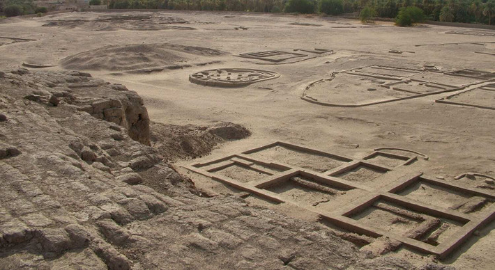 Những hiện vật được tìm thấy trong mộ cổ cho thấy người đàn ông này không phải xuất thân từ tầng lớp thượng lưu. Trong số các hiện vật, một chiếc bình "khác thường" với những thứ bên trong từng bị đốt cháy liên quan đến một nghi lễ tang lễ. Ảnh: Lassi - CC BY-SA 4.0.