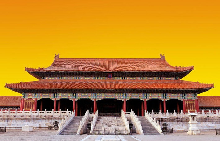 Sông Kim Thủy bắt nguồn từ phía Tây núi Ngọc Tuyền, đi qua đầm Tích Thủy, Hậu Hải, Thập Sát Hải, Bắc Hải. Trên núi có dòng suối lớn chảy chậm, đổ xuống vùng đồng bằng phía dưới.