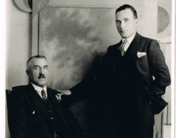 Ước mơ của Pierrepoint (phải ảnh) có lẽ xuất phát từ việc cha và chú của ông đều là đao phủ. Do đó, Pierrepoint muốn tiếp nối "truyền thống" nghề nghiệp gia đình. Sau khi cha qua đời năm 1922, ông được thừa kế những ghi chép, nhật ký và hồi ký mà cha ông đã lưu giữ về cách treo cổ tử tù. Ảnh: Wikimedia Commons.