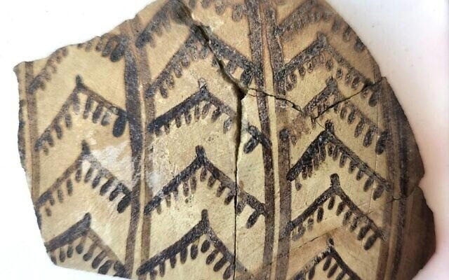 Những hình vẽ tinh xảo trên các mảnh gốm được các chuyên gia nhận định có mức độ đối xứng, lặp lại và tổ chức hình học rất cao. Những hoa văn này thể hiện “một sự nắm bắt tinh vi về việc phân chia không gian, từ rất lâu trước khi các con số được viết ra. Ảnh: Yosef Garfinkel.