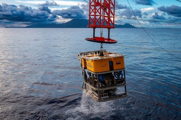 Những kim loại như vàng, bạc cùng các nguyên tố như asen, antimon và thủy ngân lắng đọng trong đá. Đây là những dấu hiệu cho thấy khu vực từng trải qua một giai đoạn nhiệt độ cao, giàu kim loại quý cùng với hoạt động nguội hơn đang diễn ra hiện nay. Ảnh: Philipp Brandl / GEOMAR.