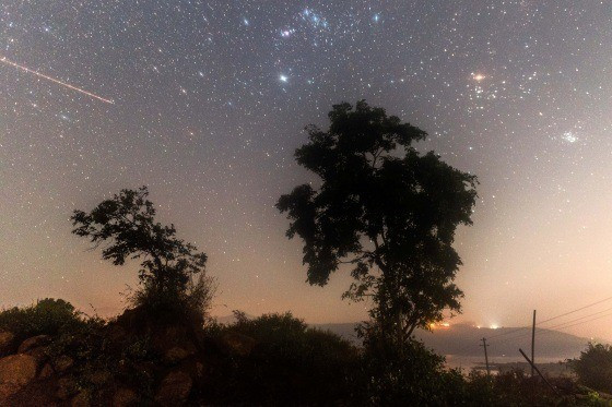Ở Việt Nam, người yêu thiên văn có thể quan sát mưa sao băng Geminids nếu lựa chọn được địa điểm có góc nhìn rộng, ít ánh sáng nhân tạo (tuyệt đối không quan sát ở nơi có ánh đèn chiếu trực tiếp vào mắt). Mọi người có thể quan sát bằng mắt thường mà không cần dụng cụ hỗ trợ nào. Ảnh: Pratik Chorge / Hindustan Times / Getty Images file.