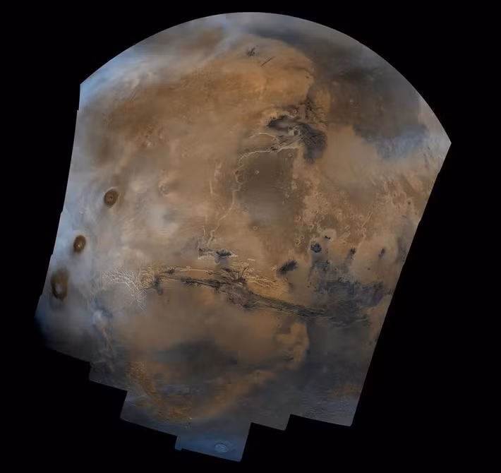 Những thông tin này đã được các chuyên gia chia sẻ trong nghiên cứu công bố ngày 7/1 trên tạp chí NPJ Space Exploration. Nhóm nghiên cứu, do các nhà khoa học tại Đại học Bern dẫn đầu, đã quan sát Valles Marineris dài 4.000 km - hệ thống hẻm núi lớn nhất hệ Mặt Trời. Hẻm núi trên sao Hỏa này dài gấp 10 lần, rộng gấp 20 lần và sâu gấp khoảng 5 lần hẻm Grand Canyon của Mỹ. Ảnh: NASA/JPL/USGS.