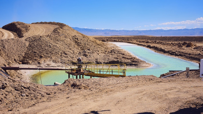 Nhà địa chất học Thomas Benson ở công ty Lithium Americas Corporation và các đồng nghiệp tin rằng, nước kiềm nóng tạo ra lớp illite dày khoảng 40m ở trầm tích hồ. Ảnh: Getty.